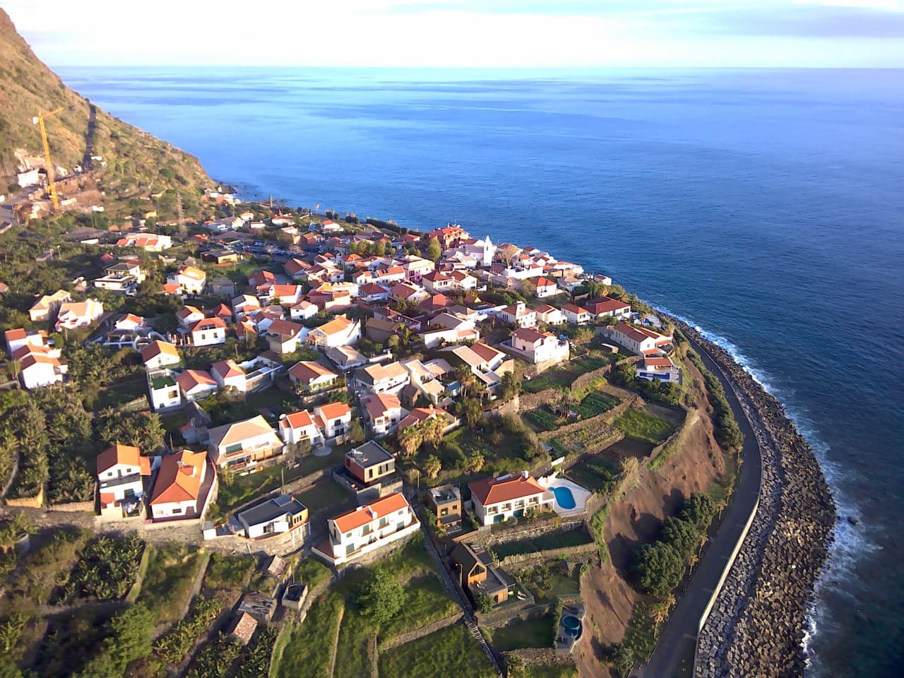 Telhados laranja do Jardim do Mar vistos de cima, com o mar ao fundo.